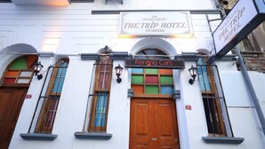 Hotel Trip Estambul con un cartel que indica servicio de alquiler de coches.
