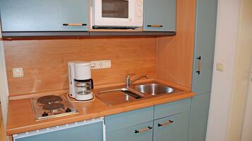 KylskÄp, mikrovÄgsugn, kaffe- och tebryggare och vattenkokare