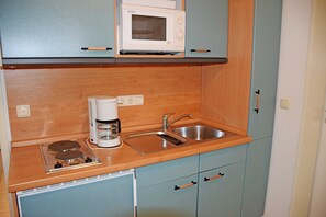 Geladeira, micro-ondas, cafeteira/chaleira, chaleira elétrica