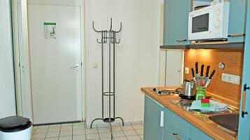 Een koelkast, een microgolfoven, een koffiezetapparaat/waterkoker