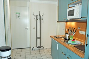 Refrigerador, microondas, cafetera y tetera y tetera eléctrica 