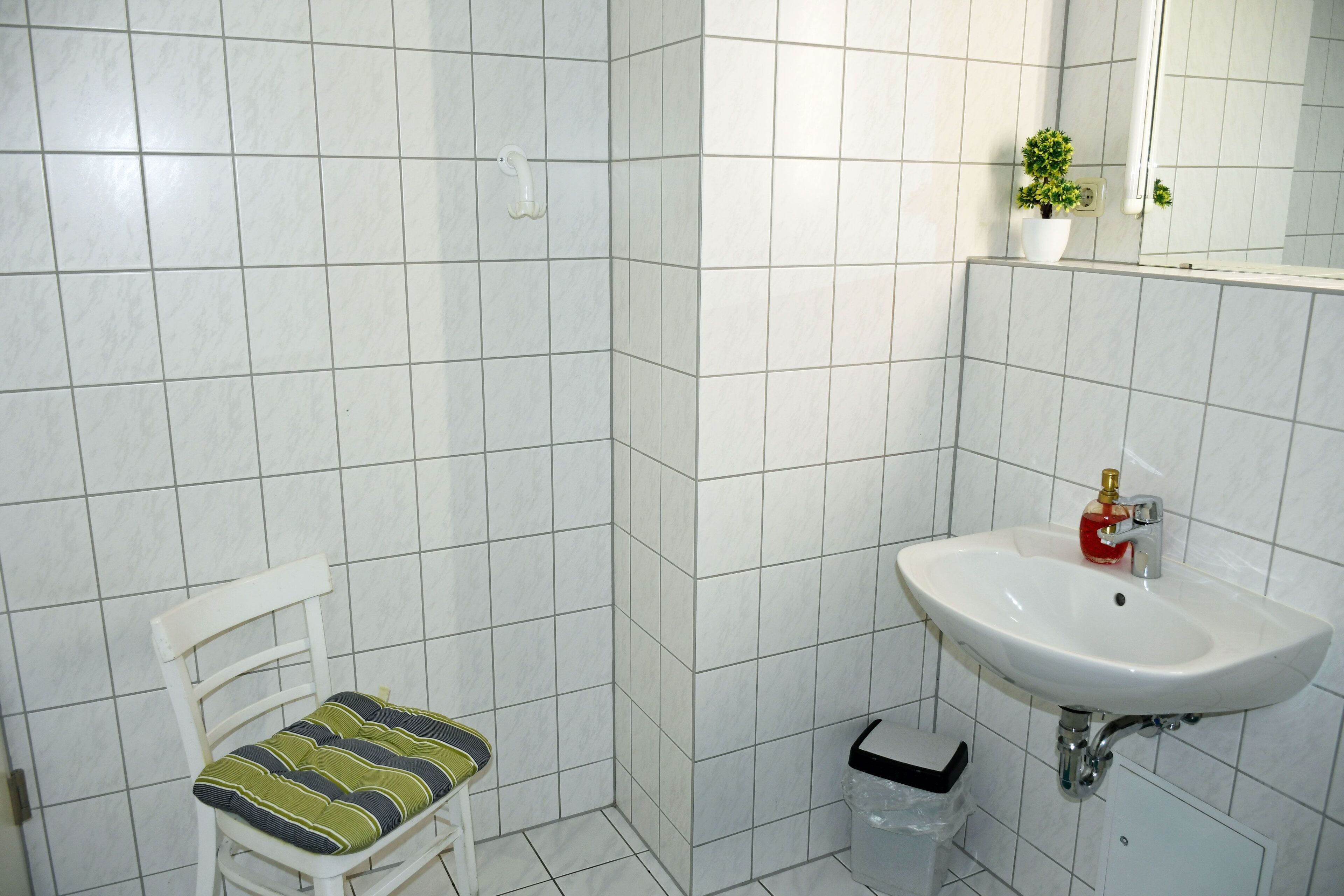 Regadera, secadora de cabello, toallas 