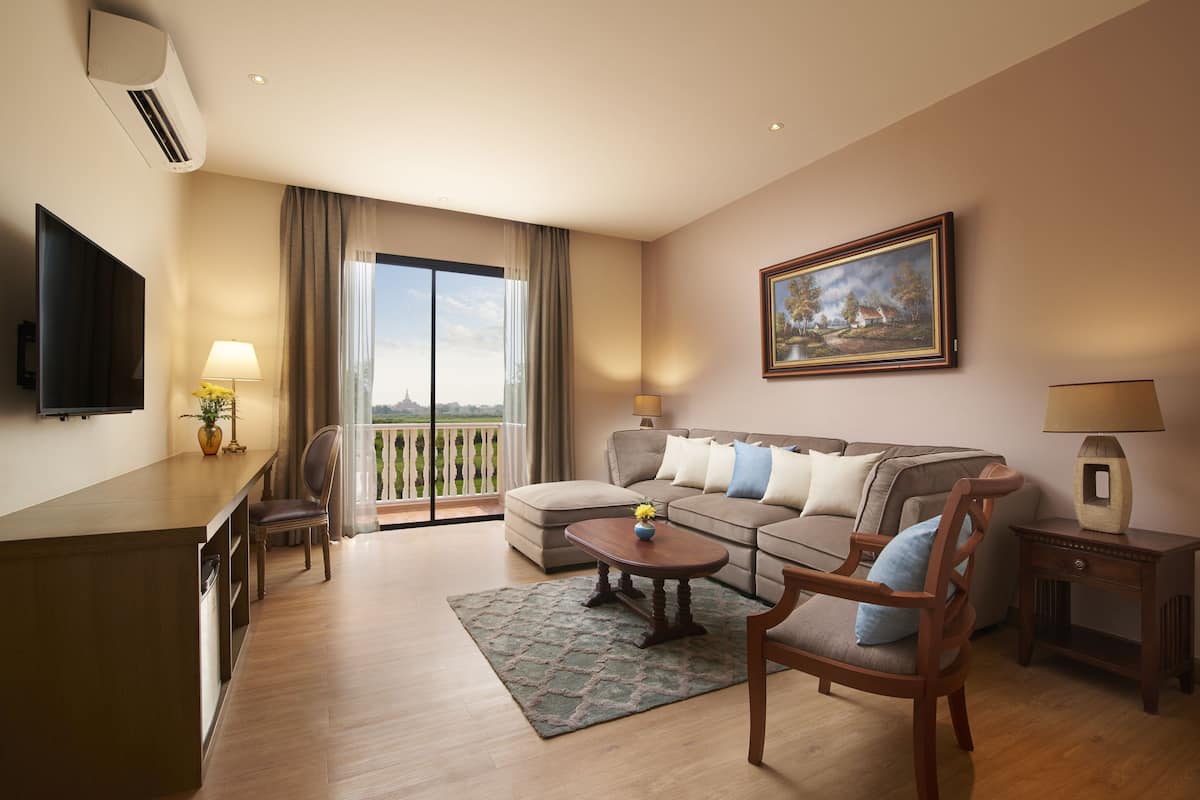 suite, 1 bedroom | living area | lcd tv