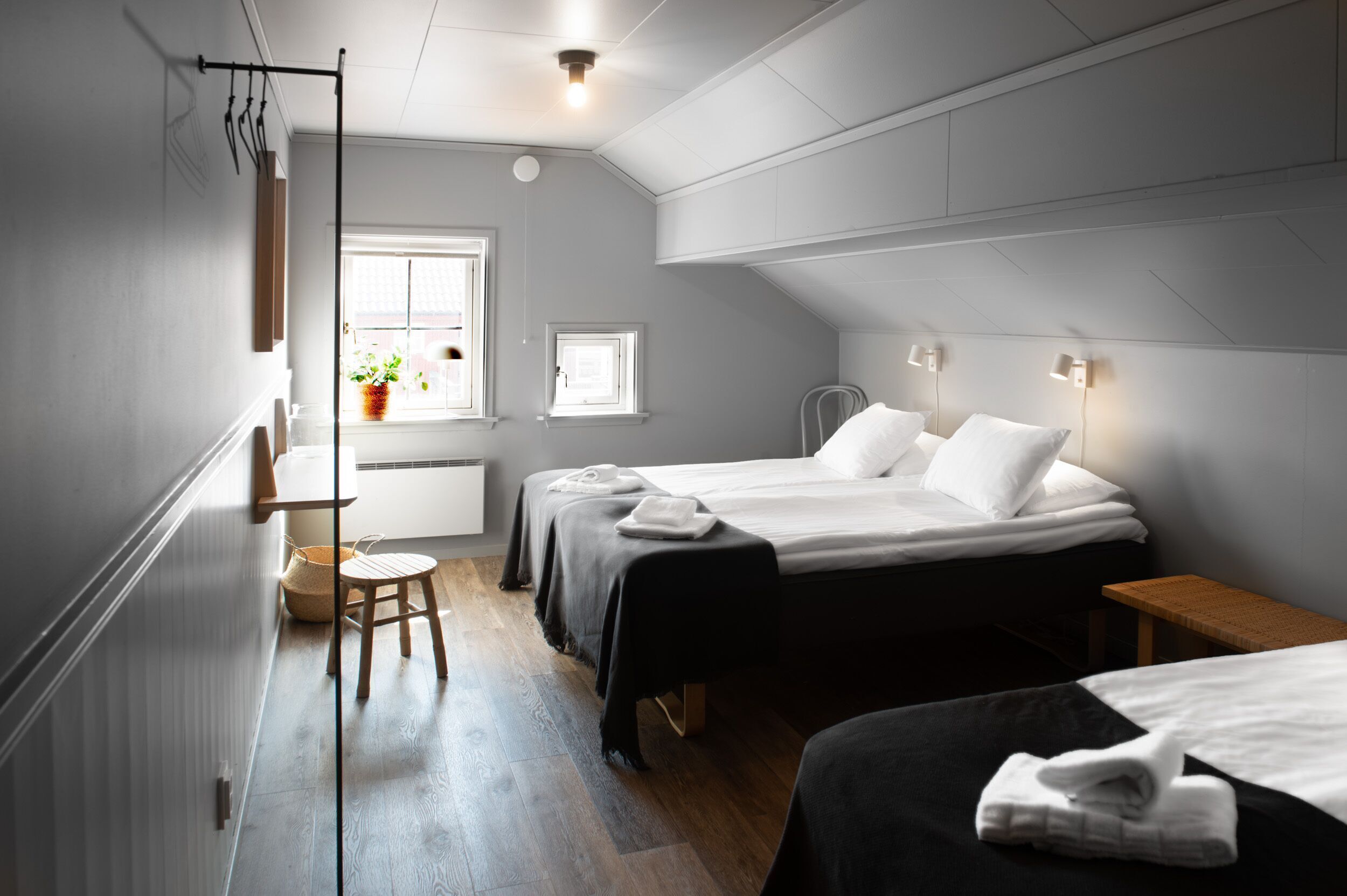Tabla de planchar con plancha, wifi gratis y ropa de cama 
