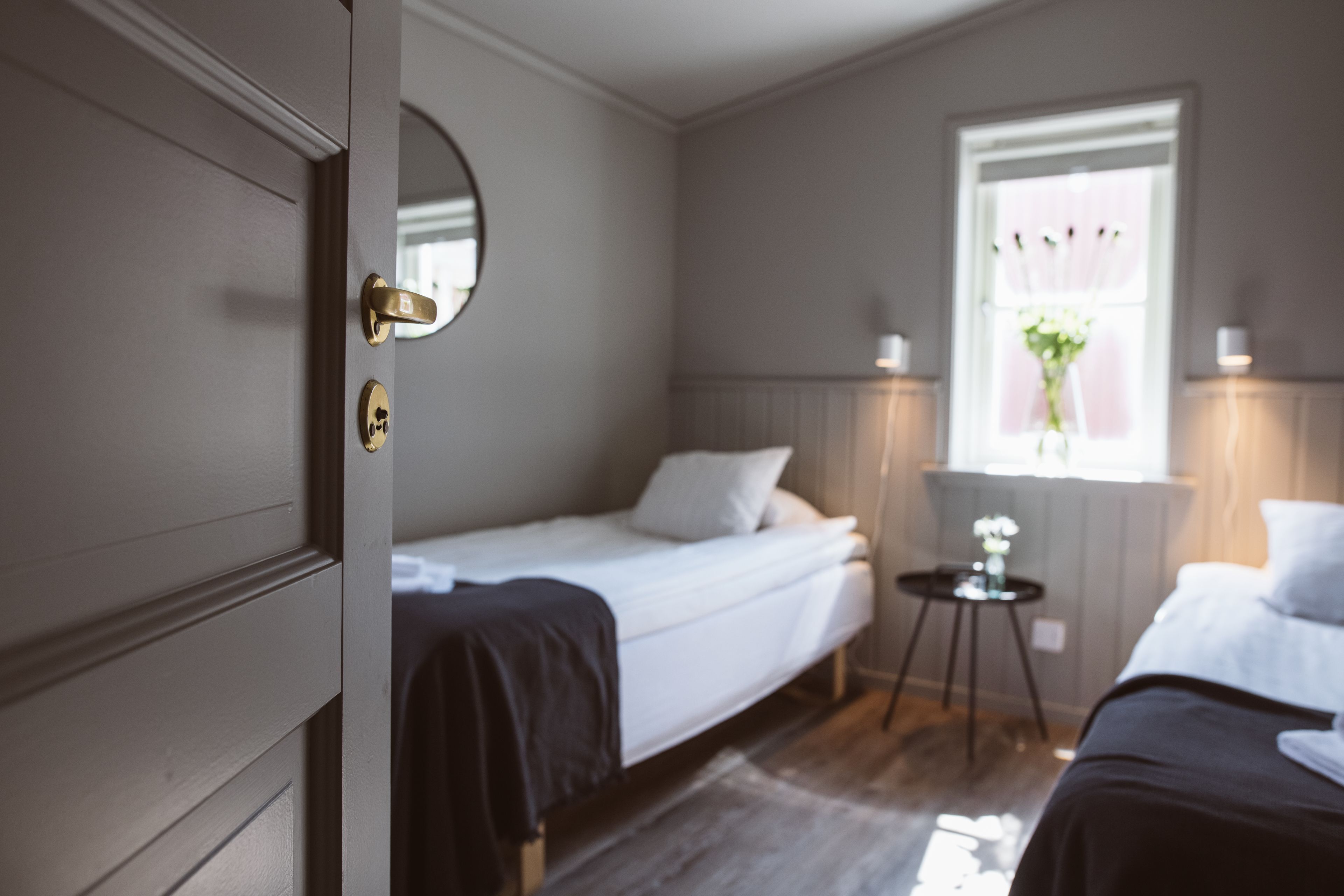 Tabla de planchar con plancha, wifi gratis y ropa de cama 