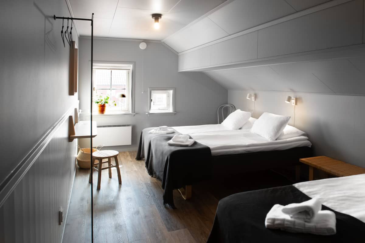 Habitación triple, 3 camas individuales | Tabla de planchar con plancha, wifi gratis, ropa de cama