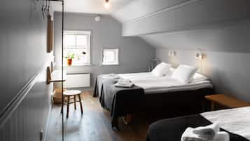 Habitación triple, 3 camas individuales | Tabla de planchar con plancha, wifi gratis y ropa de cama