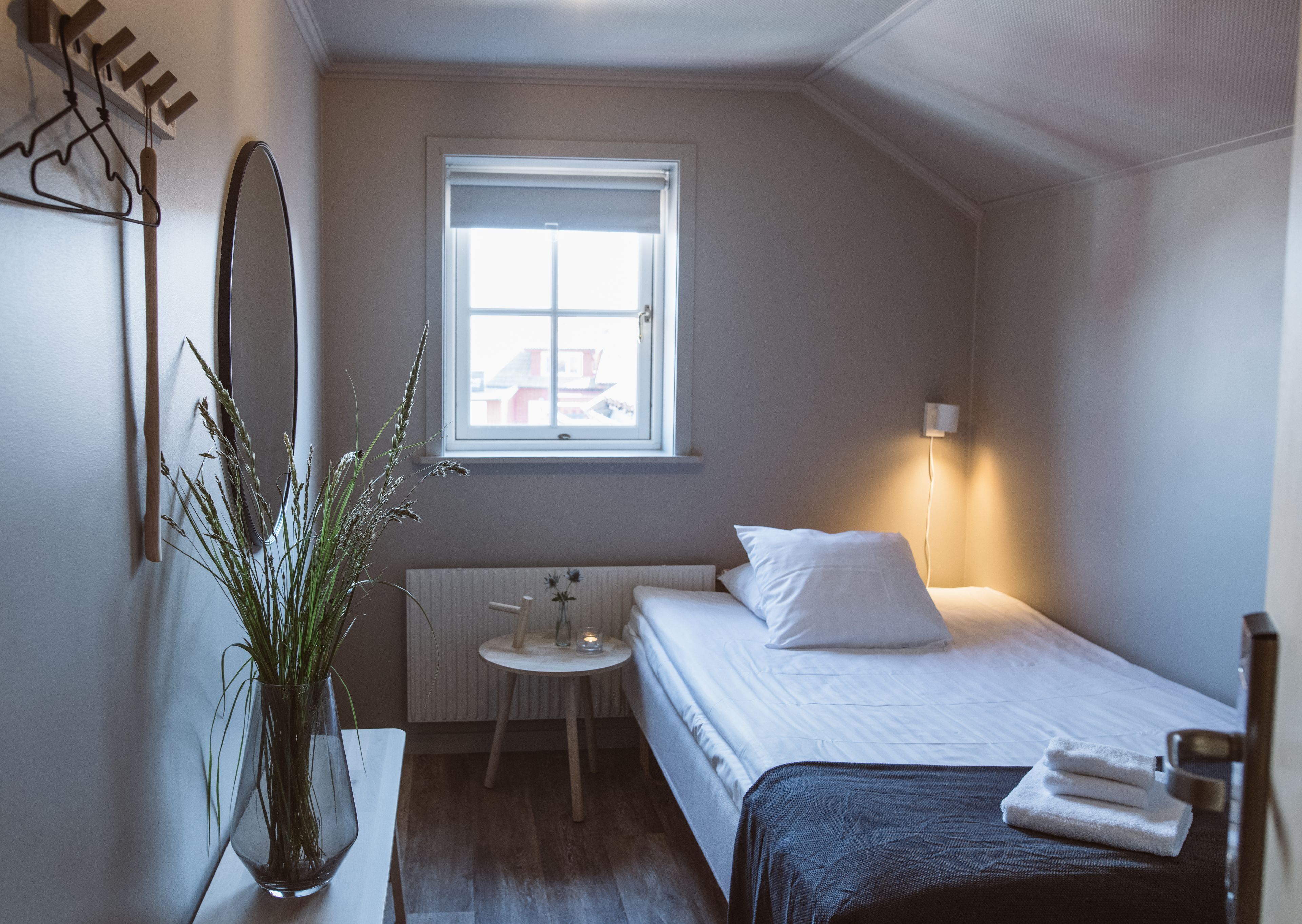 Tabla de planchar con plancha, wifi gratis y ropa de cama 