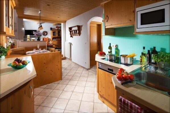 Fridge, microwave, stovetop, dishwasher