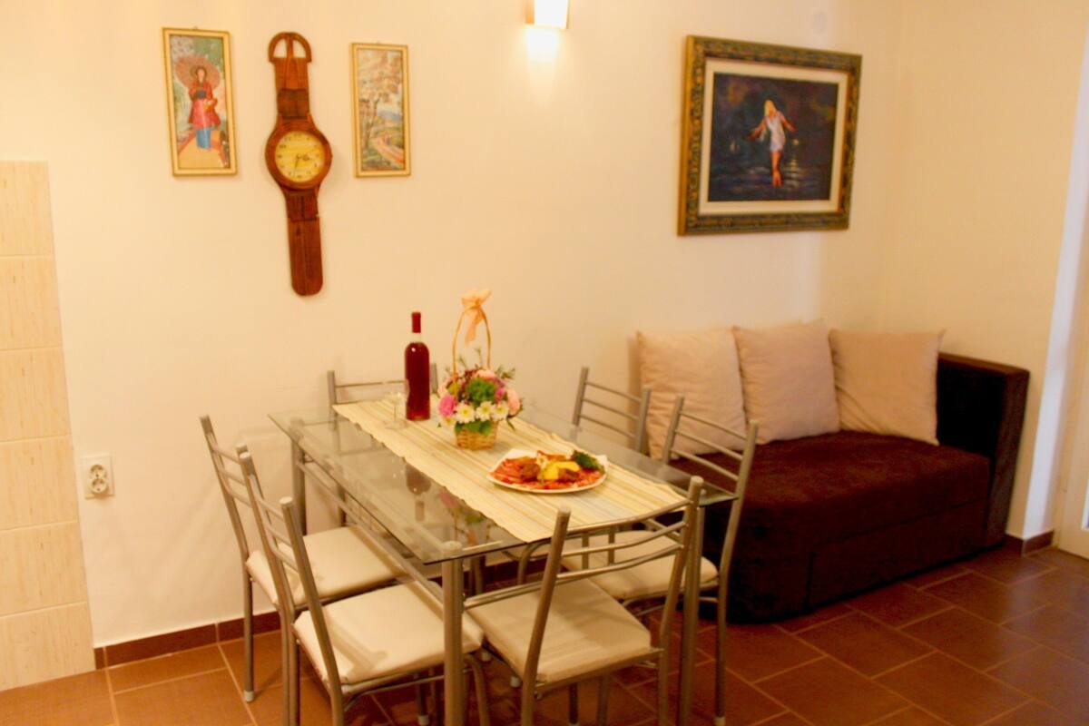 Economy-Suite, 2 Schlafzimmer | Essbereich im Zimmer