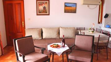 Familienapartment, 2 Schlafzimmer, Meerblick, Meerseite | Wohnbereich