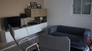 Télévision, lecteur de DVD, chaîne hi-fi