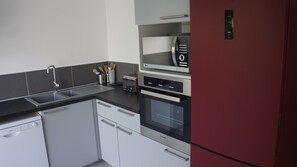 Køleskab, mikrobølgeovn, ovn, kogeplade