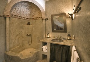 Shower, jetted bath, hair dryer, towels - Dar Essattatia, riad. Charm and authenticity in the Marrakech medina (Marrakech)