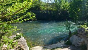 A clear river surrounded by lush greenery and rocky terrain. - House with pool and river access (Fontaine-de-Vaucluse)