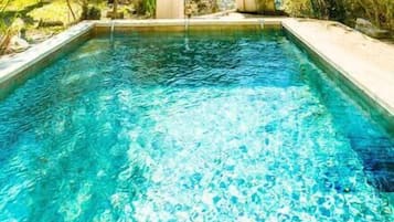 Een verwarmd zwembad