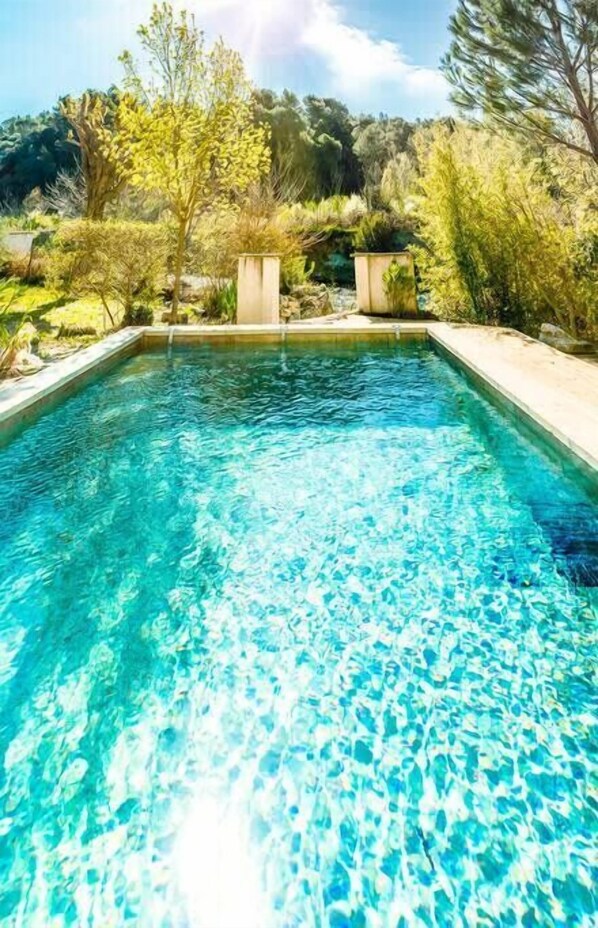 A heated pool - A jewel at the river's edge (Fontaine-de-Vaucluse)