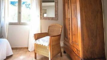 2 slaapkamers, een strijkplank/strijkijzer, reisbedje, wifi