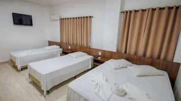 Quadruple Room (1 Cama Casal, 2 Camas Solteiro) | Free WiFi