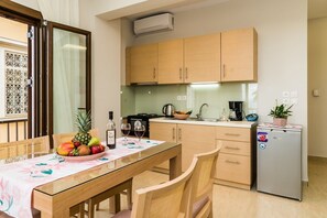 Fridge, oven, stovetop, coffee/tea maker - Alektor Studios & Apartments (Zakynthos)