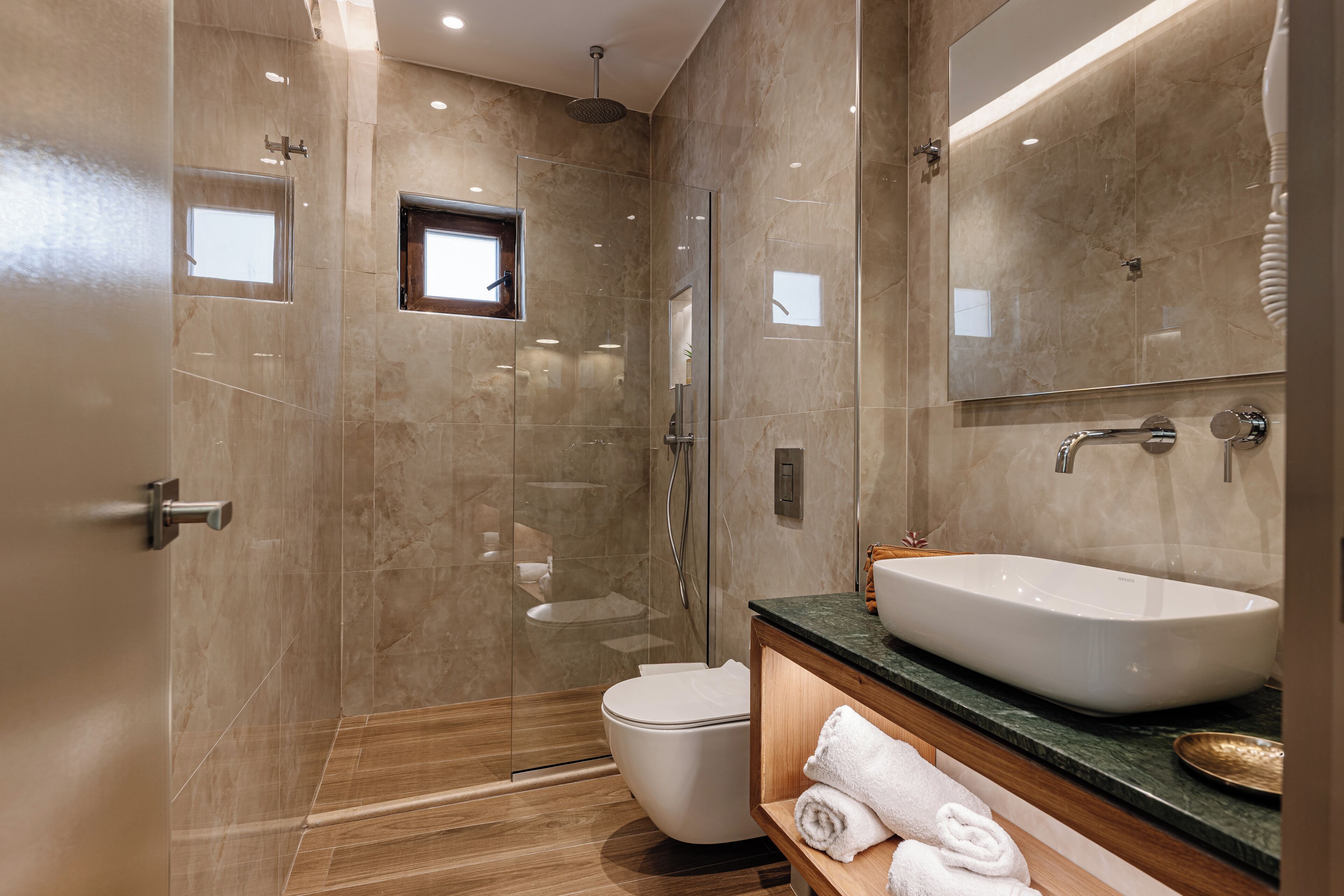 One Bedroom Apartment (5 Adults) | Salle de bain | Douche, sèche-cheveux, serviettes fournies, papier toilette