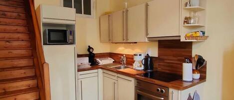 Frigorífico, microondas, horno y lavavajillas