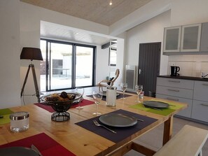 Dining - Charming 3BR Beach House with Garden, Terrace & Parking - Steps from Noirmoutier-en-l'Île Beach (Noirmoutier-en-l'Île)