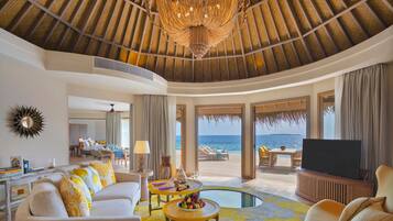 Luxury-Zimmer, 2 Schlafzimmer, eigener Pool (Nautilus Retreat) | Wohnbereich | 65-Zoll-Flachbildfernseher mit Kabelempfang, Fernseher, Netflix
