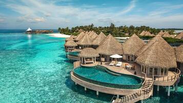 Quarto superluxo | Piscina | Piscina externa, barracas de cortesia, guarda-sóis