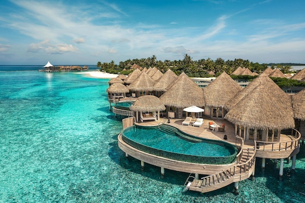 Habitación de lujo | Piscina | Una piscina al aire libre, cabañas de piscina gratuitas, sombrillas