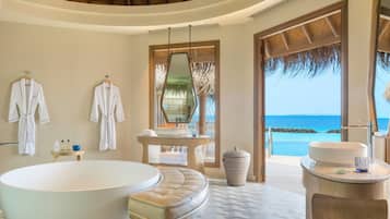 Ocean Residence - Free Meal Plan Upgrade to Half Board (Stays from 1st May to 31st Oct'25) | Badkamer | Een aparte badkuip en douche, een diep bad, een hydromassagedouche