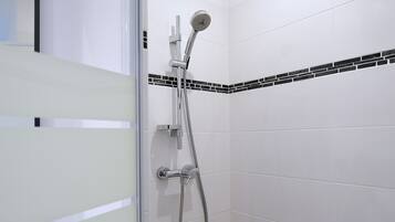 Douche, sĂšche-cheveux, serviettes fournies, savon