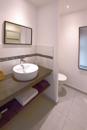 Dusj, hårføner, håndklær og såpe