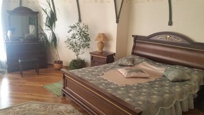 Exclusive Suite, 1 Queen Bed | Minibar, free WiFi, bed sheets - Sapsan (Pavlodar)