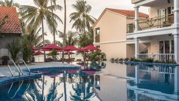Una piscina al aire libre, tumbonas