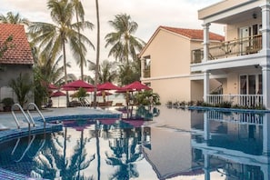 Een buitenzwembad en ligstoelen