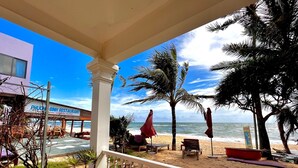 Un restaurante frente al mar con terraza y vista al océano.