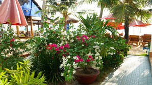 Un jardín con plantas en macetas y mobiliario exterior.