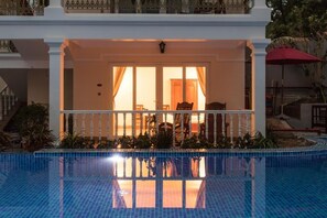 Superior kamer, uitzicht op zwembad (Bungalow) | Een kluis op de kamer, een bureau, verduisterende gordijnen, gratis wifi