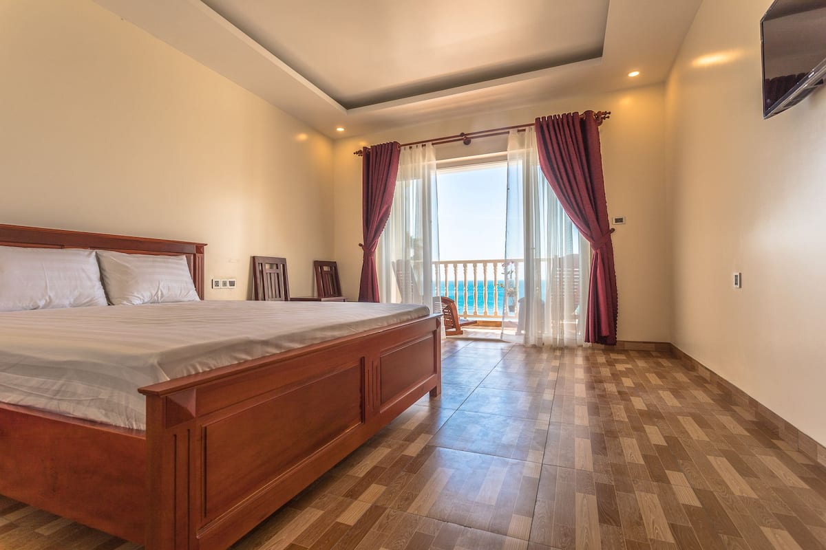 In-room safe, desk, blackout drapes, free WiFi