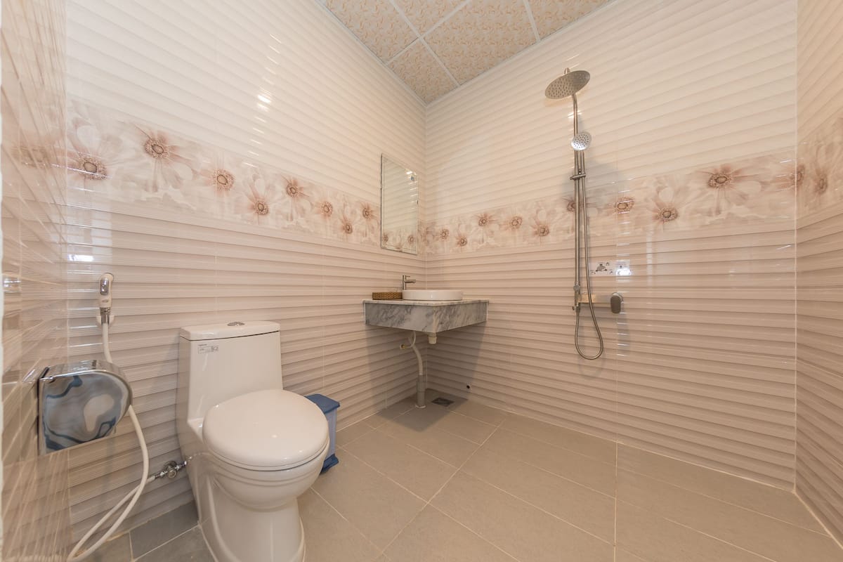 shower, free toiletries, hair dryer, slippers