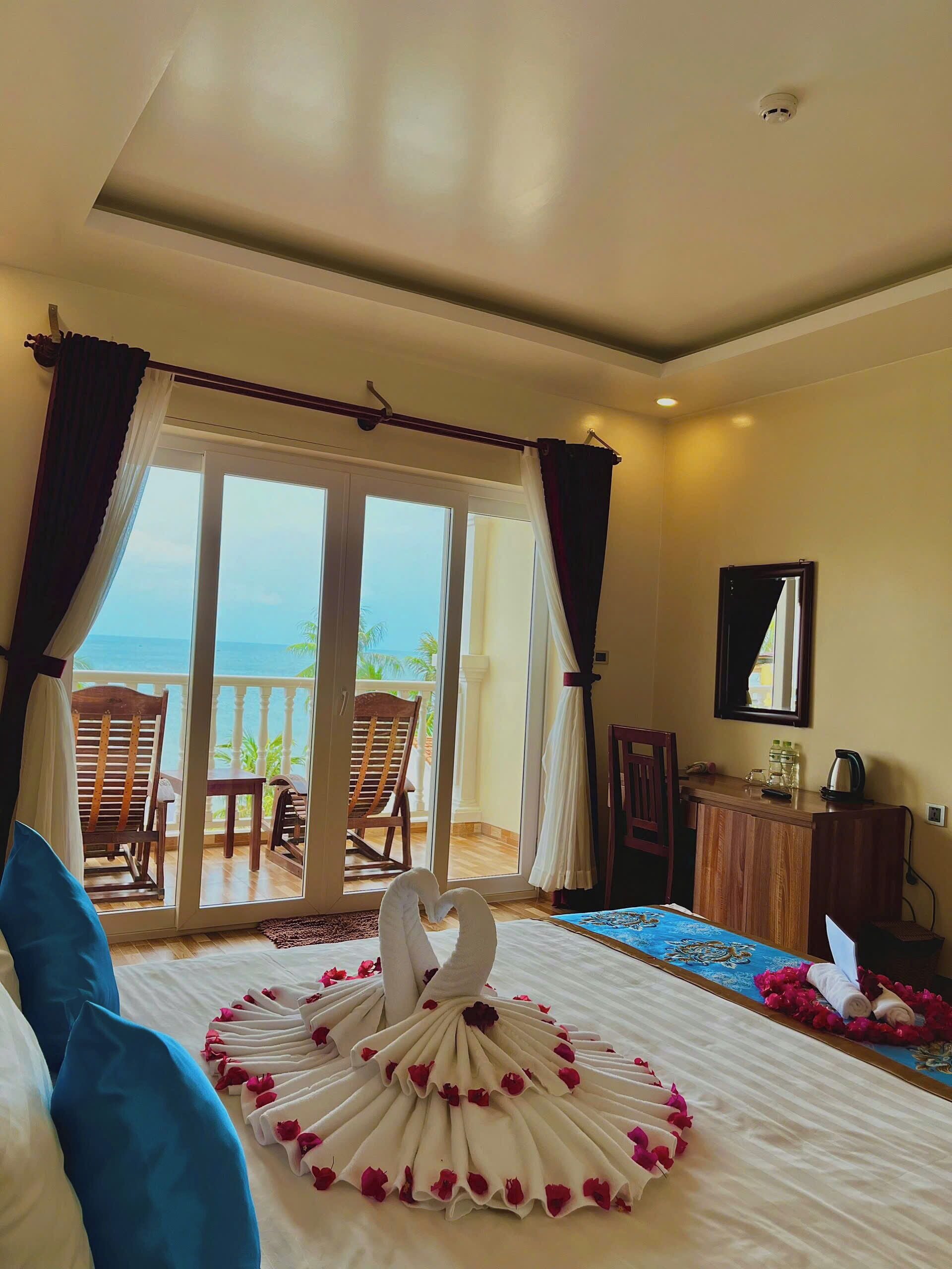 deluxe double room, sea view | 1 bedroom, in-room safe, desk, blackout curtains