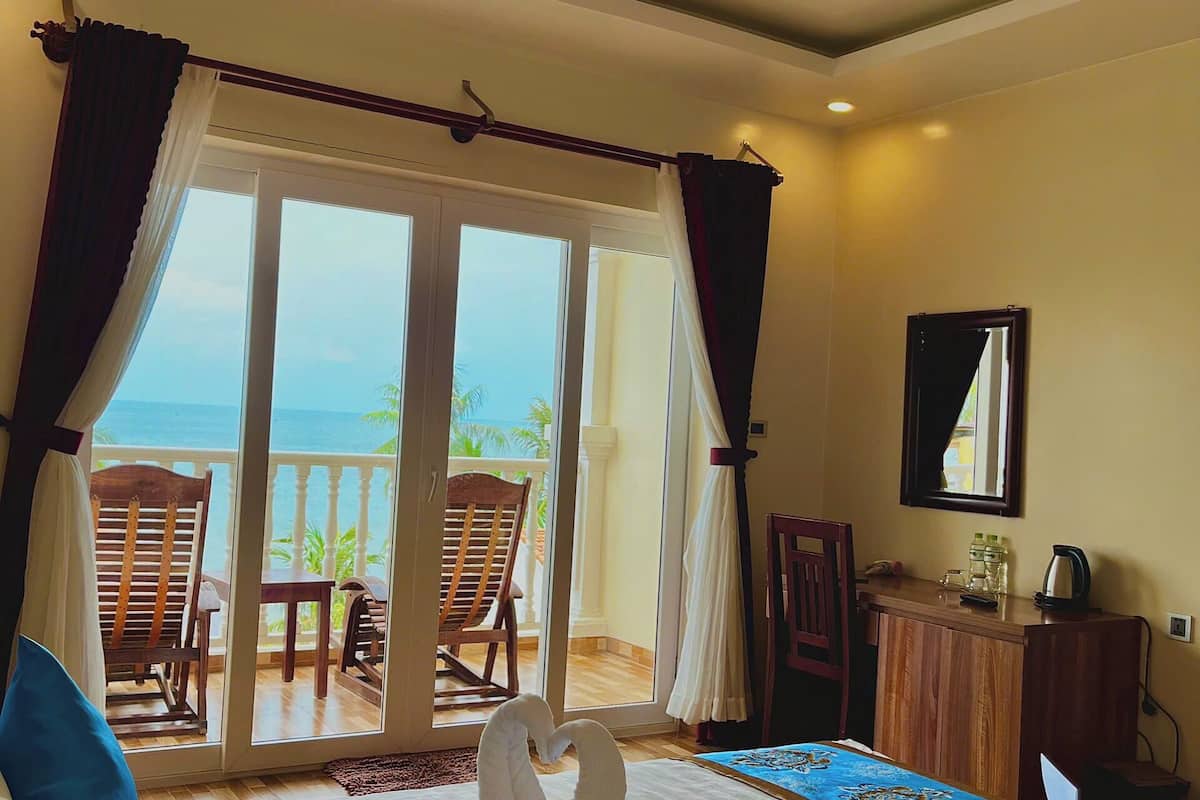 deluxe double room, sea view | 1 bedroom, in-room safe, desk, blackout curtains