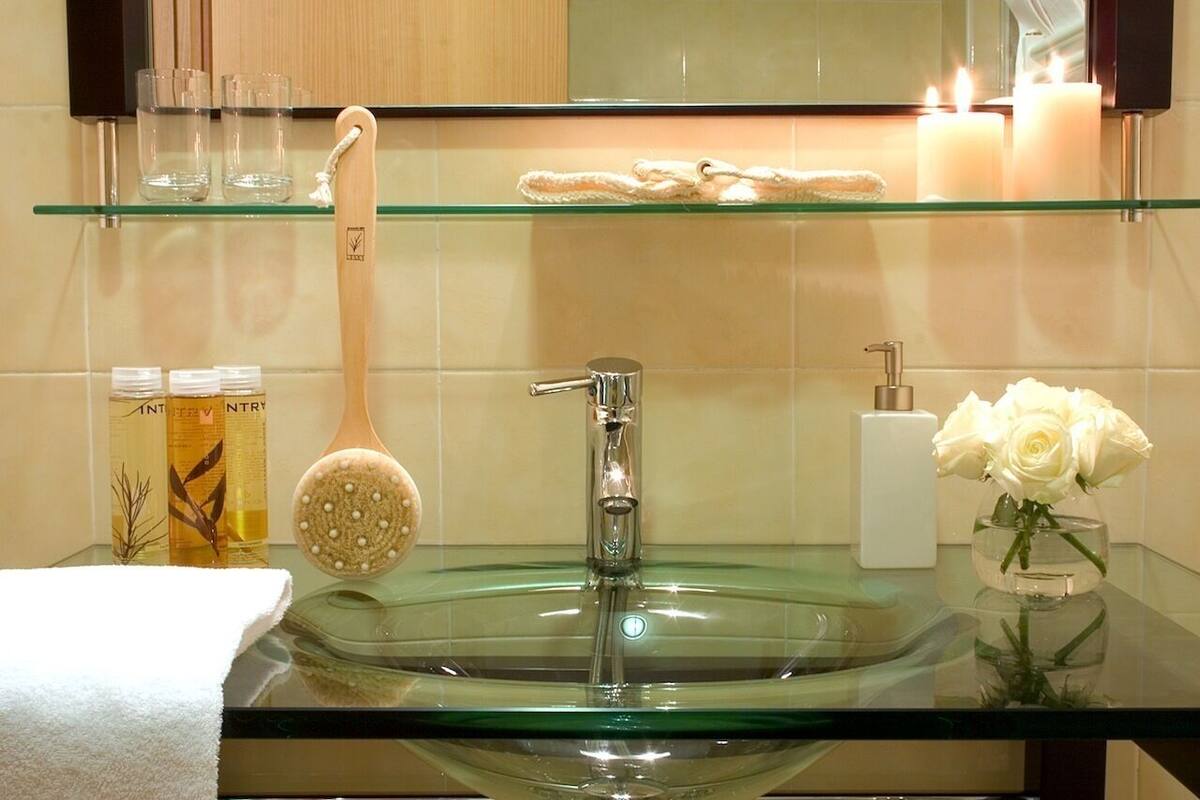 Shower, free toiletries, towels