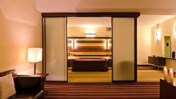 Minibar, coffres-forts dans les chambres, bureau, rideaux occultants