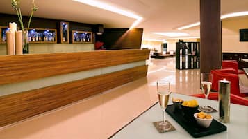 2 bars/lounges