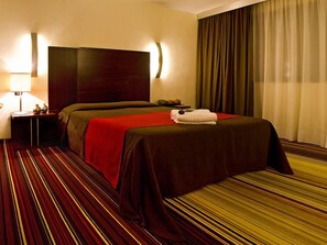 Chambre supérieure double | Minibar, coffre-fort, bureau, rideaux d’obscurcissement