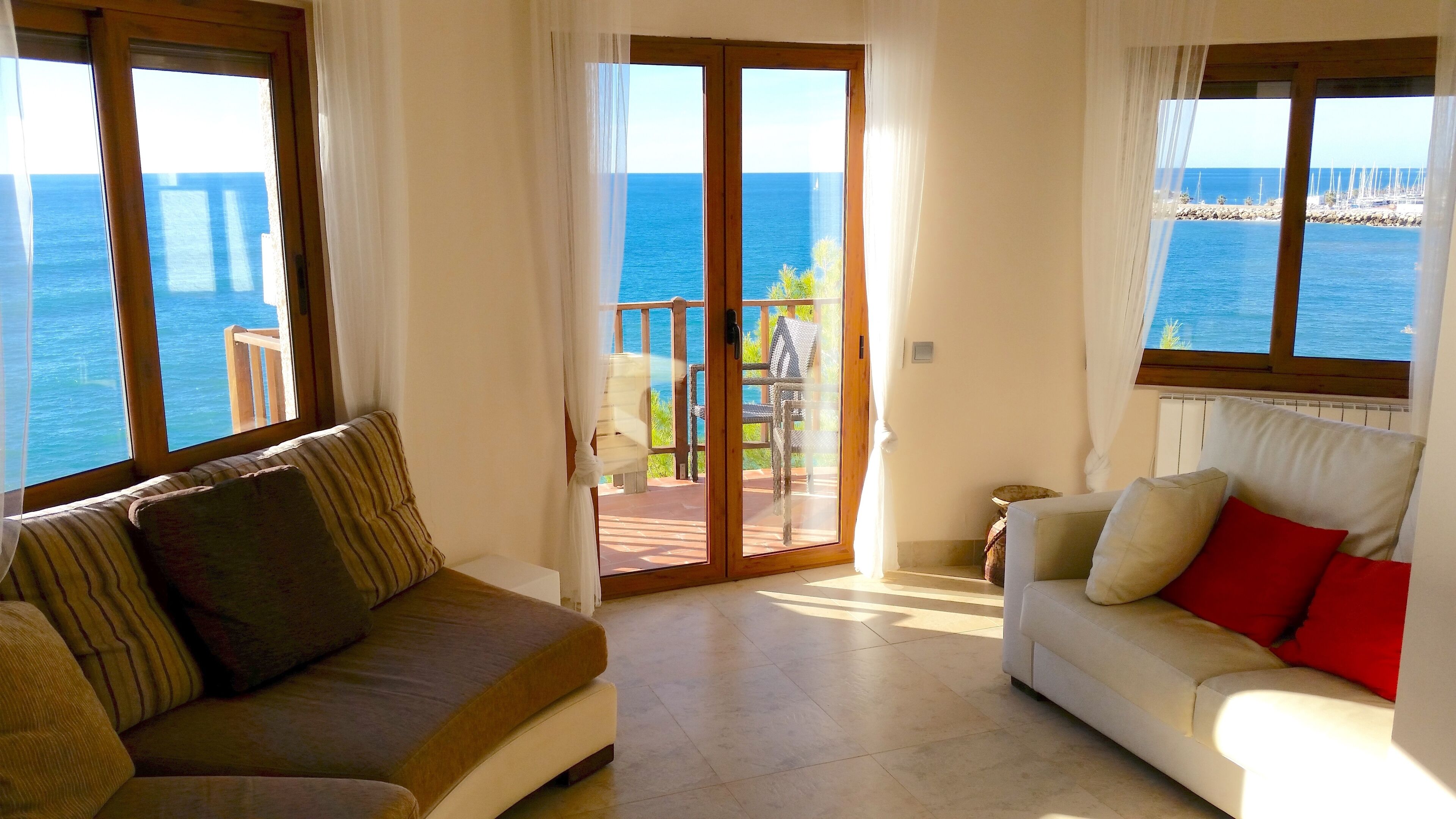 Télévision, lecteur de DVD, livres, chaîne hi-fi