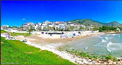 Sitges. Mediterranean Balcony. Amazing views. Beach and pool. A/C. Parking. WIFI