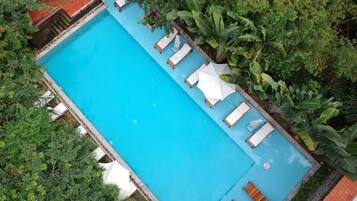 Bungalow, lato piscina | Minibar, una cassaforte in camera, una scrivania, tende oscuranti